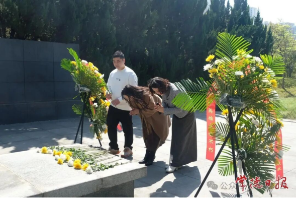 【我们的节日·清明】常德举行丁玲同志逝世40周年追思朗诵暨清明祭扫活动