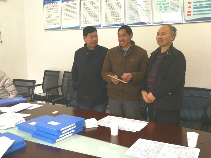 为贫困户送慰问金.png